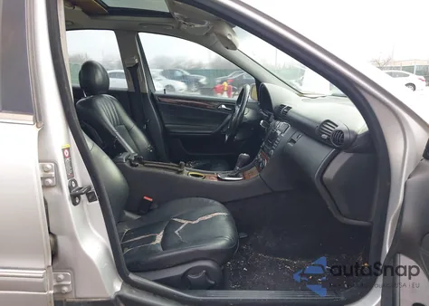 2005 Mercedes-Benz C 240 Luxury 4Matic z USA, uszkodzony, nr VIN WDBRF81JX5F669567